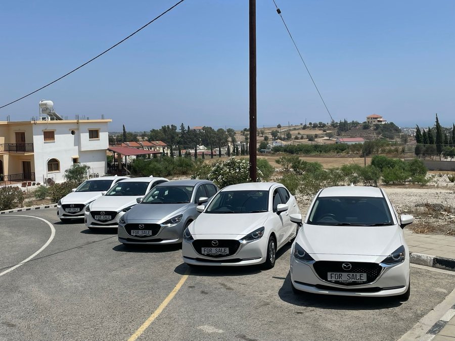 Στόλος από Mazda 2 sedan που εισήχθησαν στην Κύπρο και παραδόθηκαν σε συνεργάτη αντιπρόσωπο από την AJ AUTO GROUP